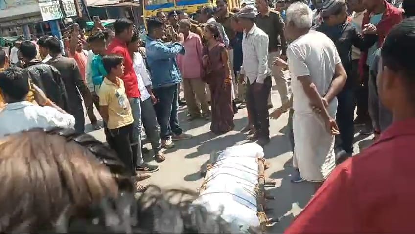 Damoh: Angry family members demonstrated by keeping dead body on road over death of a young man in Patharia