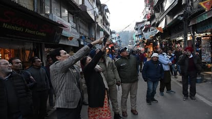 Kumaon Commissioner Deepak Rawat helped the woman in haldwani