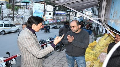 Kumaon Commissioner Deepak Rawat helped the woman in haldwani