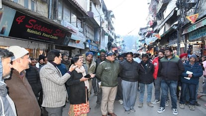 Kumaon Commissioner Deepak Rawat helped the woman in haldwani