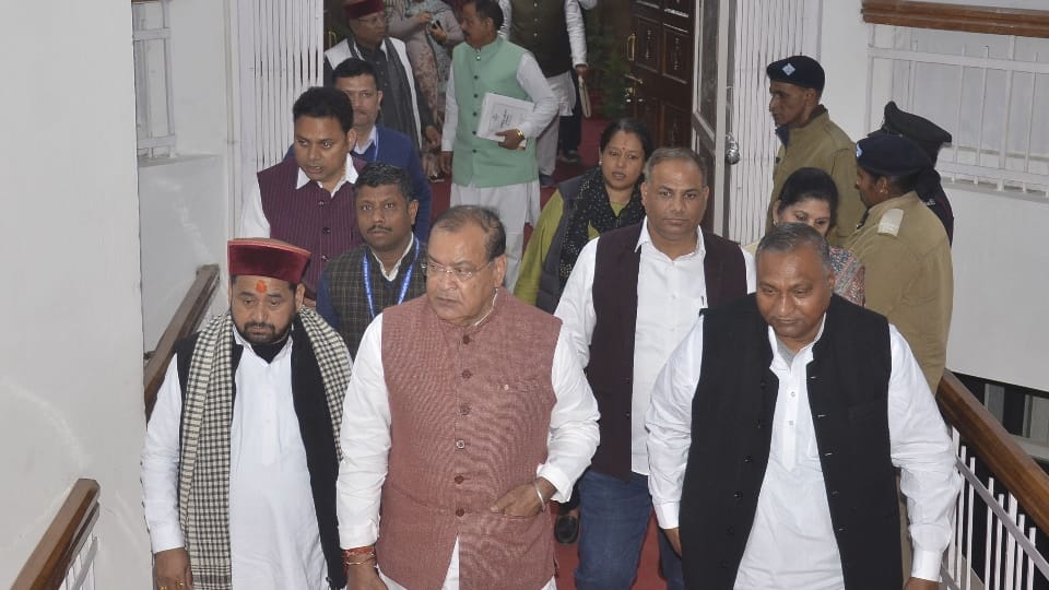 Uttarakhand Budget Session 2024 Day 4th Opposition ruckus in Assembly House and walk out
