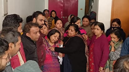 यश हत्याकांड: शव घर पहुंचते ही मच गई चीत्कार, चेहरा देखते ही मां बदहवास..अंतिम संस्कार के समय फफक पड़े पिता Yash murder case: As soon as dead body reached home, there was an outcry, mother went crazy after seeing face