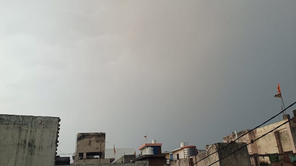 Rain started with strong thunder in Aligarh