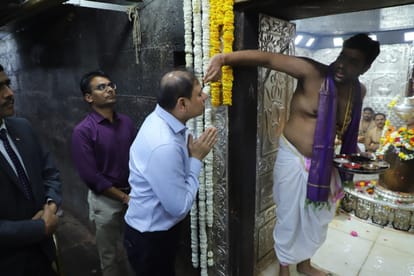 Ujjain: Baba Mahakal dressed as Sheshnag on the second day of Shiv Navratri, Pranay Adani visited Baba
