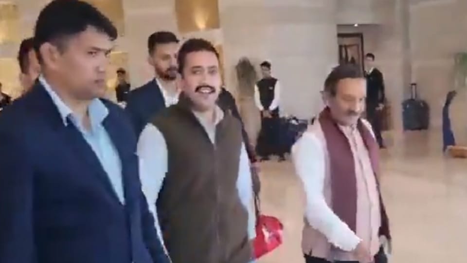 Minister Vikramaditya singh reached Delhi after meet rebel Congress MLAs in Chandigarh