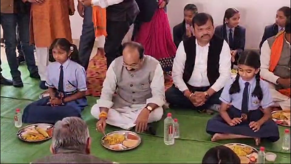 भोजन करते डिप्टी सीएम अरुण साव
