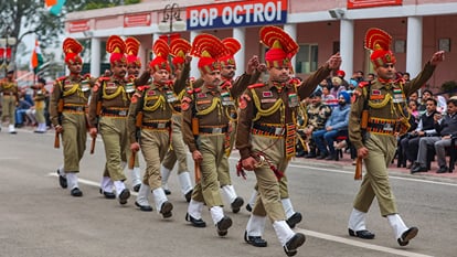 Beating Retreat: अब हफ्ते में चार दिन हो रही बीटिंग द रिट्रीट, जम्मू से सुचेतगढ़ के लिए ई बस सेवा भी शुरू Beating Retreat Ceremony At BOP Octroi Suchetgarh between Jammu and Sialkot now hold four days a week