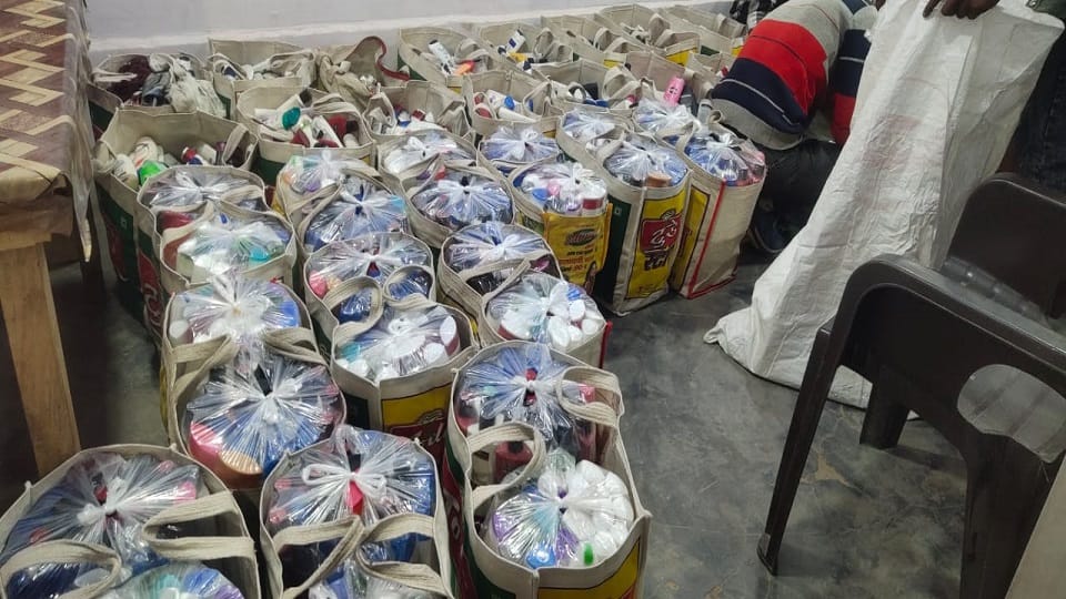Factory manufacturing fake shampoo of branded company exposed three arrested