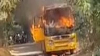 Amroha: शिवभक्तों से भरी बस में अचानक लगी आग, 35 लोग थे सवार, कूदकर बचाई जान Amroha: bus full of Shiva devotees suddenly caught fire, 35 people were board, saved their lives by jumping