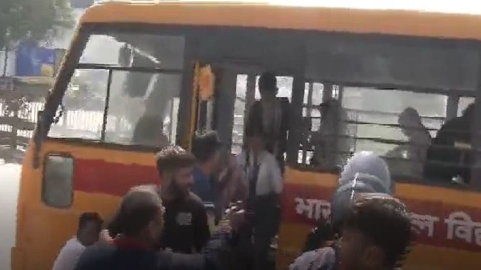 School bus caught fire on Delhi Highway children saved their lives by jumping Police reached the spot