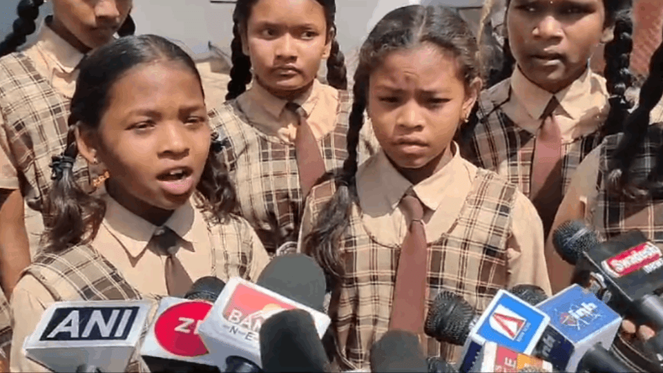 छात्रों ने कलेक्टर से की शिकायत