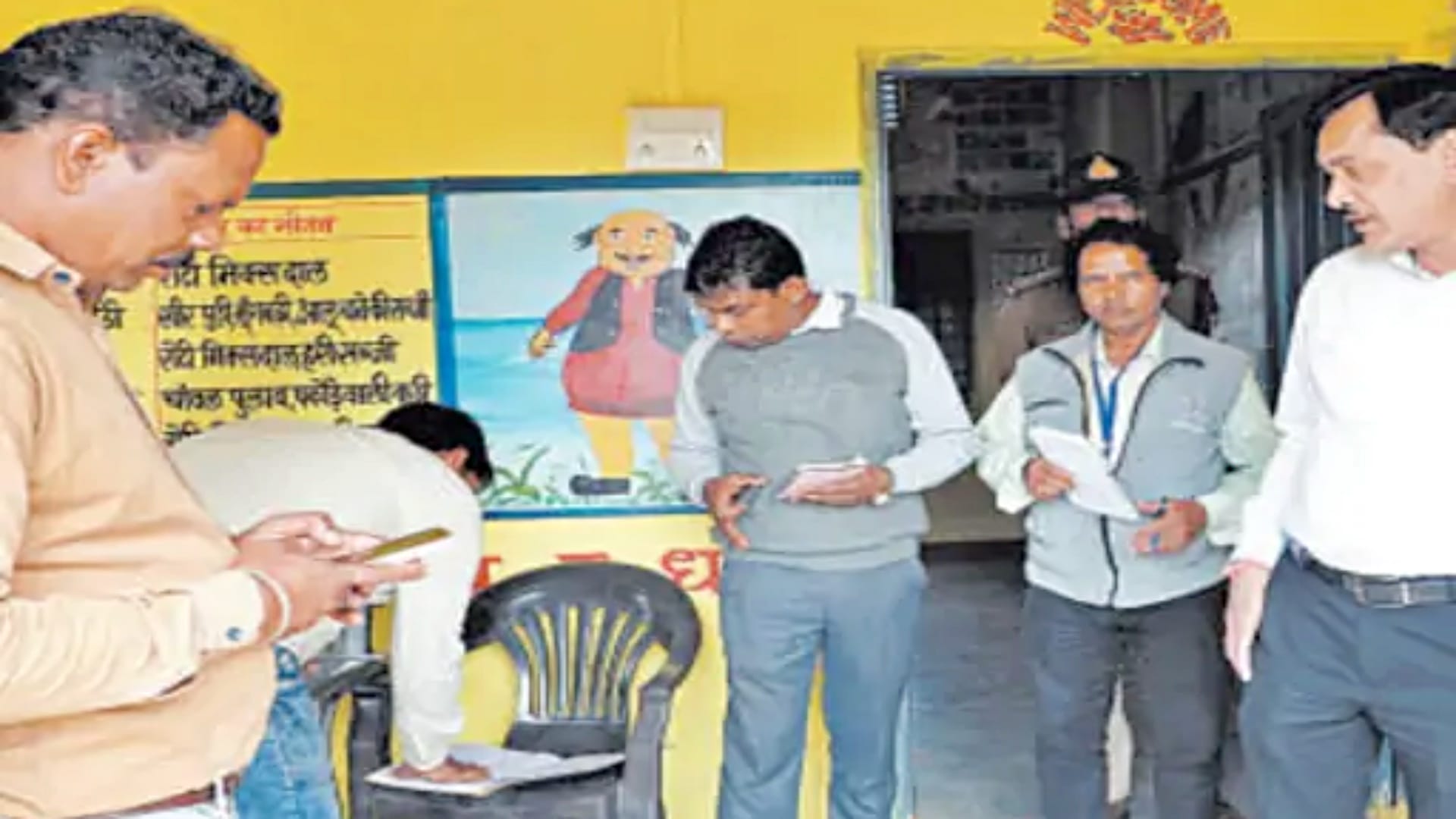 जांच करते हुए अधिकारी