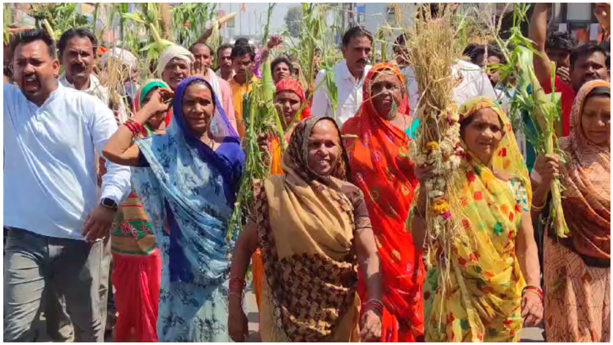 Farmers demonstrated in front of Collector office in Khargone