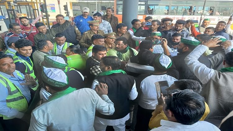 Aligarh News: वाहन निशुल्क निकालने को लेकर टोल पर भाकियू का हंगामा, दिया ज्ञापन