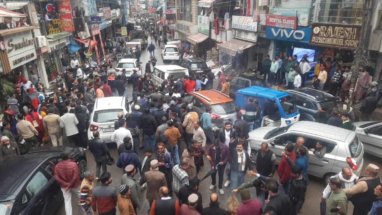Himachal Pradesh Political Crisis Clash over burning of effigy in CM home district Hamirpur atmosphere tense