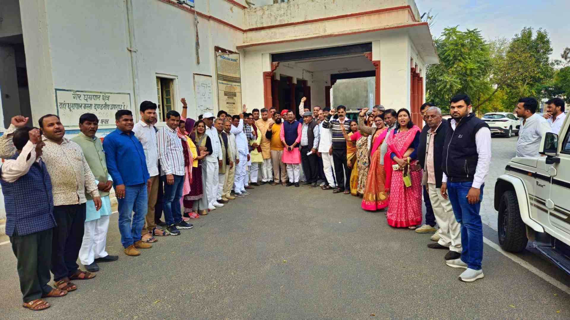 झुंझुनू कलेक्ट्रेट पर प्रदर्शन।