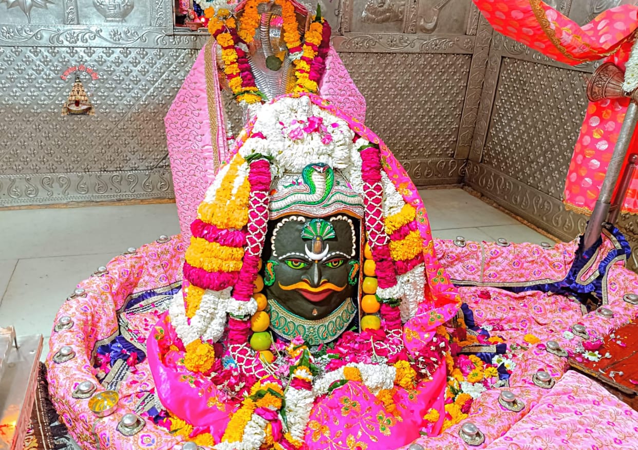 Ujjain: Baba Mahakal dressed as Sheshnag on the second day of Shiv Navratri, Pranay Adani visited Baba
