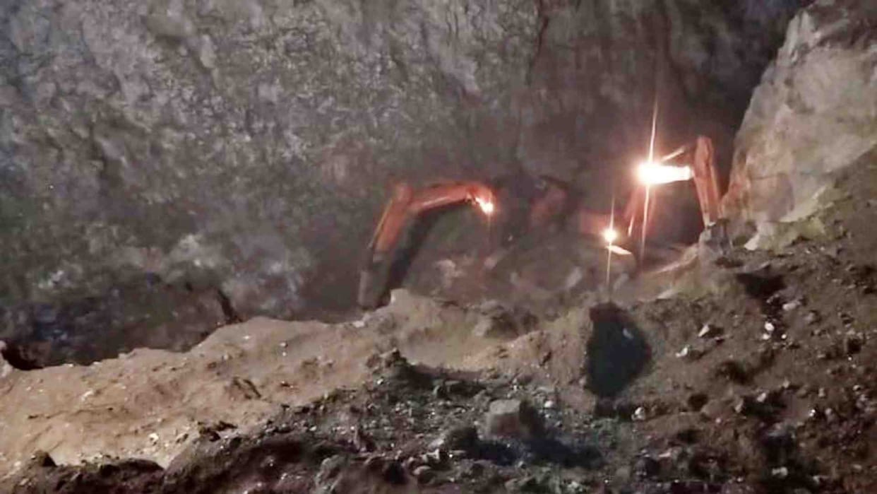 Ajmer News: Accident in mica mine of Ramsar village, driver trapped in debris along with dumper