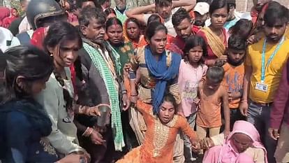 Bihar News: अनियंत्रित कार की चपेट में आने से अधेड़ की मौत, दो अन्य घायल; अगले महीने होनी थी बेटी की शादी Motihari News: Middle aged man died after being hit by uncontrolled car, two others injured