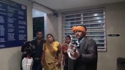 Damoh When ambulance was not found son took his mother to hospital with oxygen in auto rickshaw