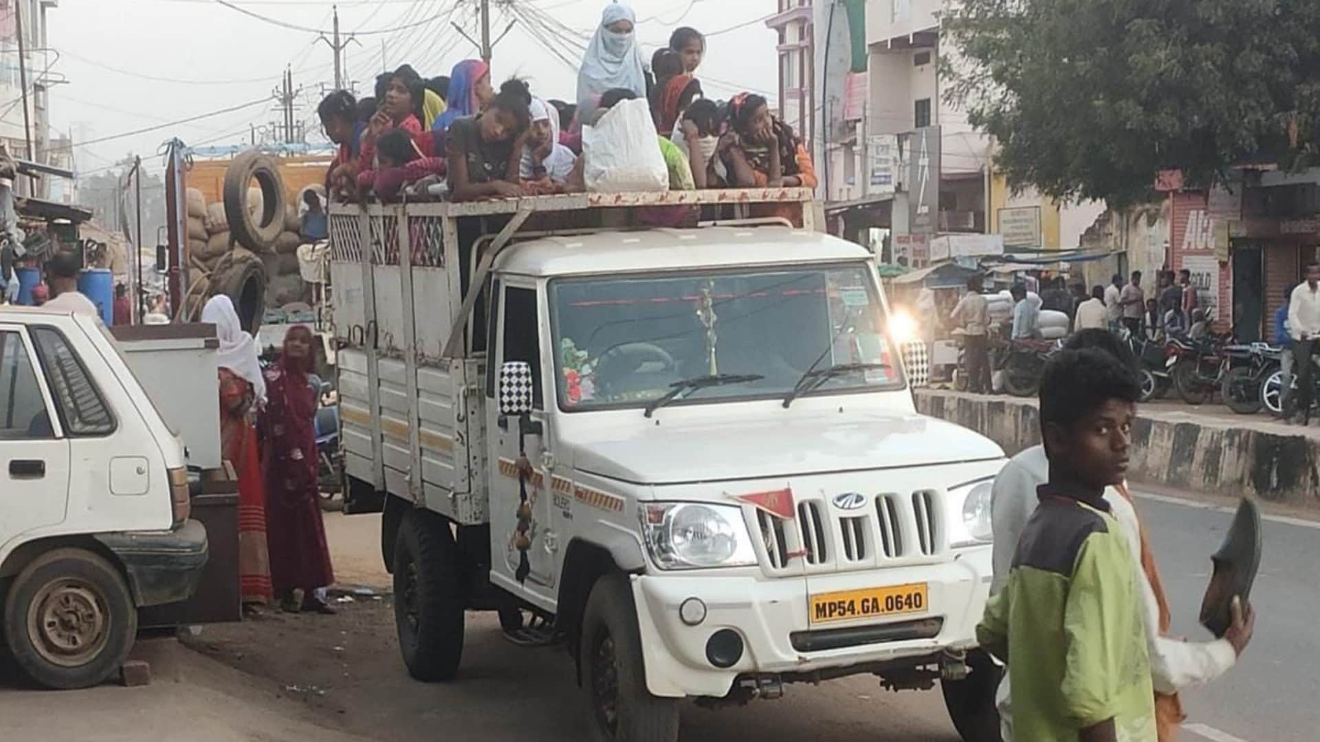 पिकअप में बैठे मजदूर