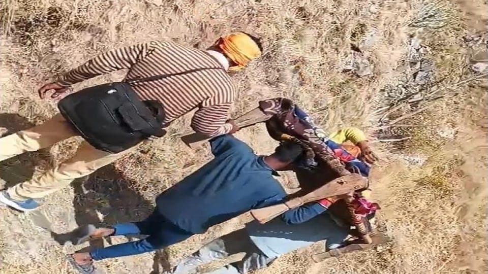 Almora News: Woman lost her life due to lack of roads and health facilities in almora