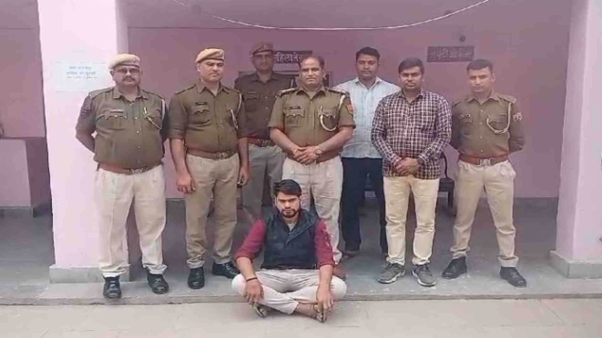 पुलिस की गिरफ्त में आरोपी।