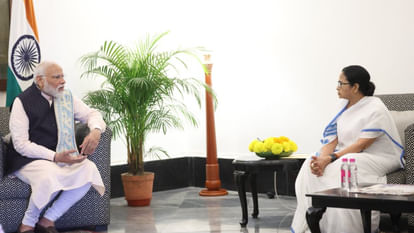 Bengal: राजभवन में PM मोदी और ममता बनर्जी की मुलाकात, बोलीं- यह राजनीतिक नहीं बल्कि प्रोटोकॉल के तहत भेंट West Bengal: Meeting of Prime Minister Narendra Modi and Mamata Banerjee at Raj Bhavan in Kolkata