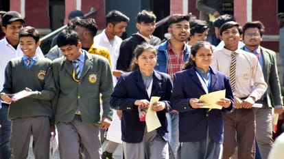 Five center administrators and eight room inspectors were removed for not having identity card with QR code.