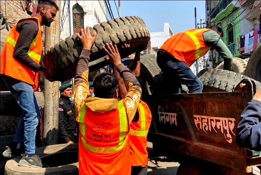 Municipal Corporation used bulldozer on encroachment and also collected fine in Saharanpur
