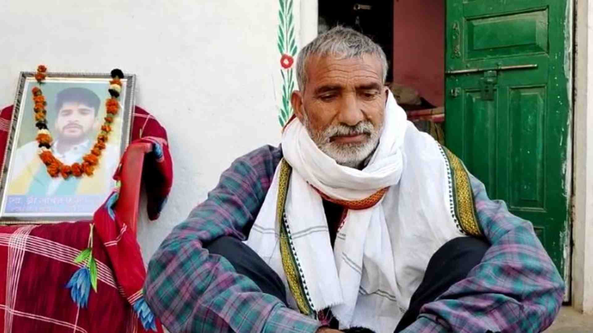 सरकार से मदद की गुहार लगाते सचिन के पिता।