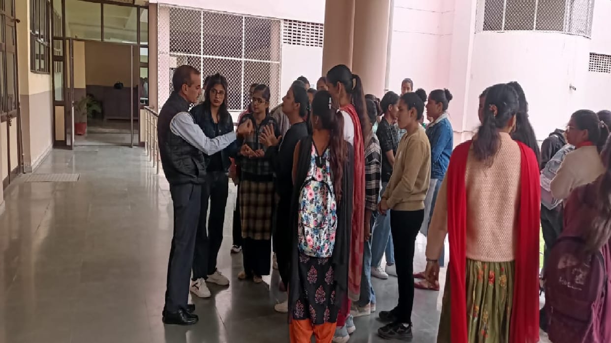 Sirsa CDLU students protested outside Vice Chancellor office due to lack of facilities in hostel