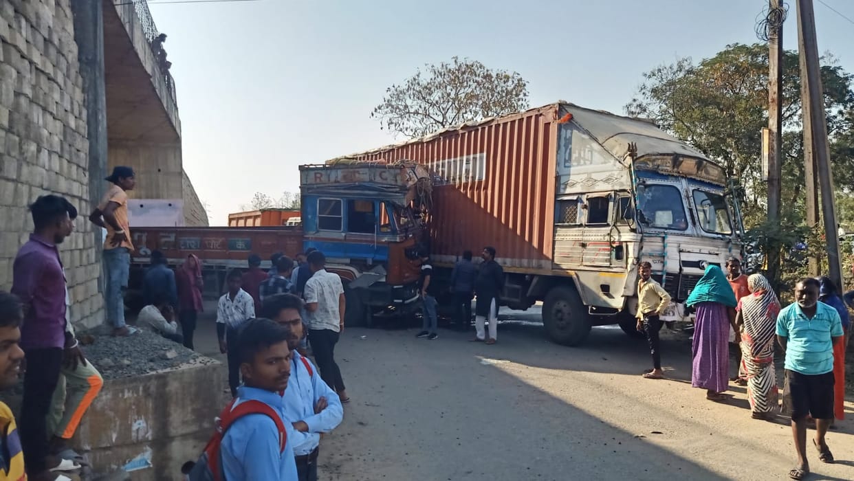 MP News: One dead in collision between two trucks on National Highway 43, long traffic jam after the accident