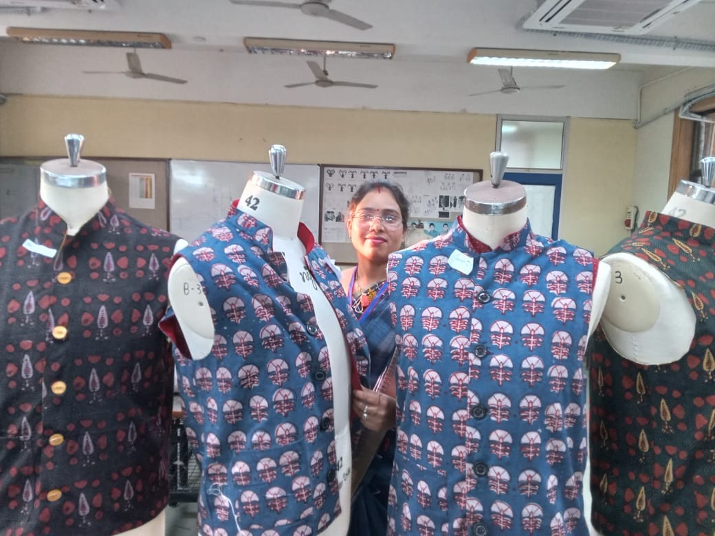 शिवपुरी में बने मोदी जैकेट की मांग बढ़ी है।