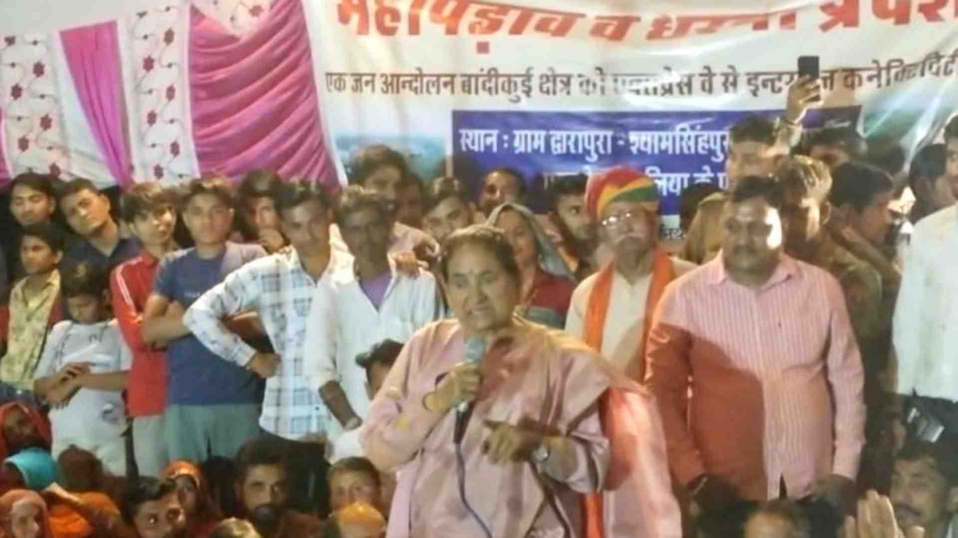 धरना खत्म कर खुशी मनाते स्थानीय लोग।