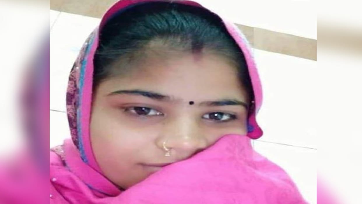 dead body of married woman found hanging in room in Shahjahanpur
