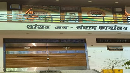 Lok Sabha Election: भाजपा ने की पहली लिस्ट जारी, अलीगढ़-हाथरस सीट को छोड़ा, छाया सन्नाटा, लगाए जा रहे कयास Silence in BJP regarding Aligarh-Hathras Lok Sabha seat