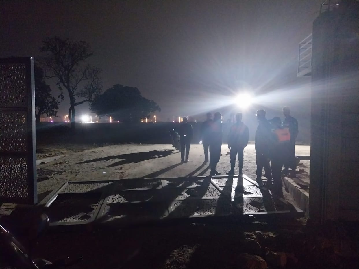 A guard died when a gate falls on him on Amausi airport.