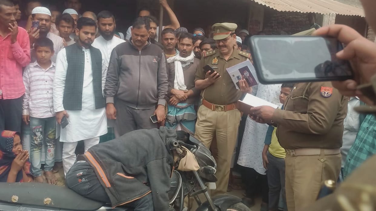 young man sudden death sitting on parked bike in Azamgarh