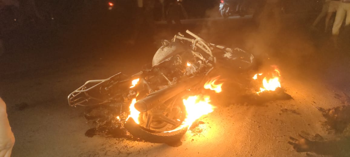 Bihar: Youth burnt alive in Khagaria, condition of couple critical; Collision between 2 bikes; road accident