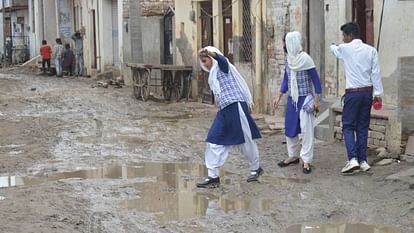 people troubled by waterlogging and mud due to rain In Agra