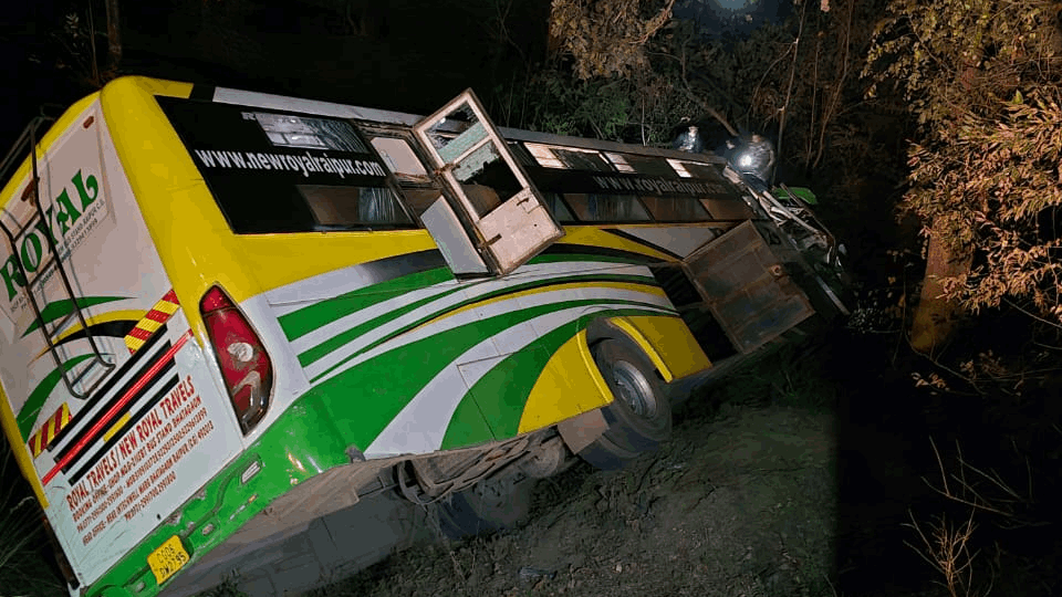 Three injured when speeding bus collides with tractor in Jagdalpur