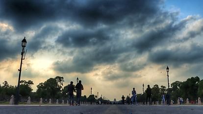 Delhi's mercury dropped due to rain and strong winds