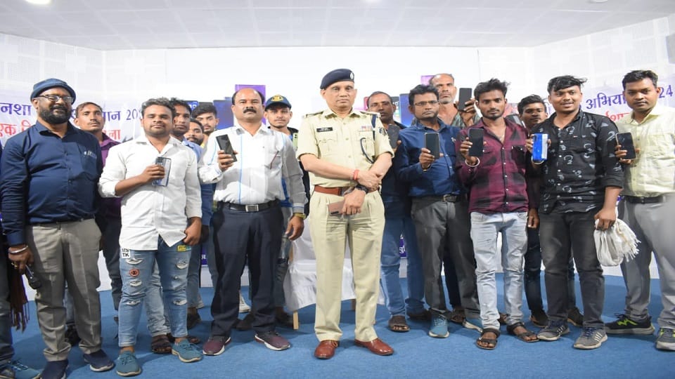 चोरी हुए फोन पाकर खिले चेहरे