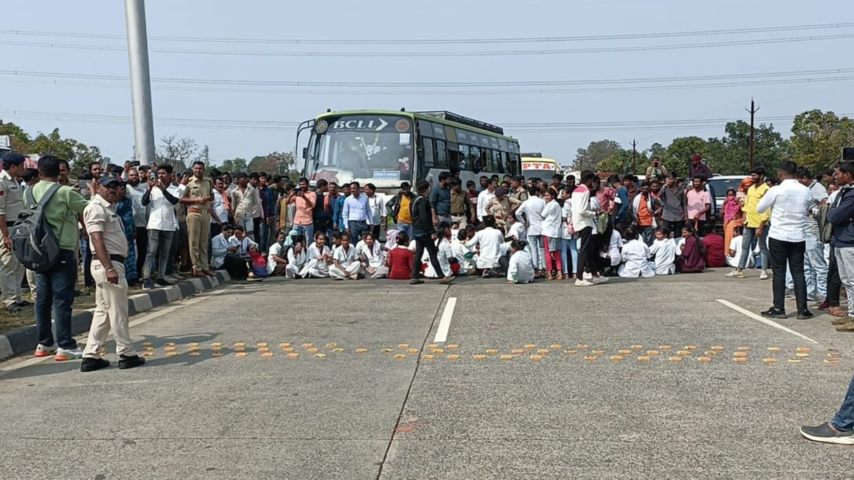 Hundreds of nursing students blocked the Nagpur-Bhopal National Highway