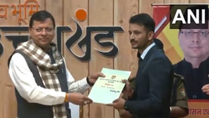 Uttarakhand: सीएम ने बांटे डिप्टी जेलर और बंदी रक्षकों को नियुक्तिपत्र, नवाचार को धरातल पर उतारने का आह्वान CM Dhami distributed appointment letters to 27 deputy jailers and 285 prisoner guards Uttarakhand news