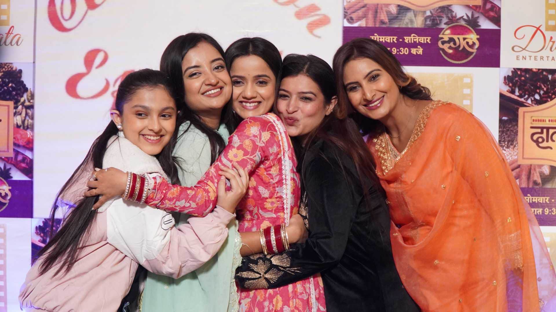 Dalchini 100 Episode Ravi Dubey and Sargun Mehta celebrated with the team express gratitude