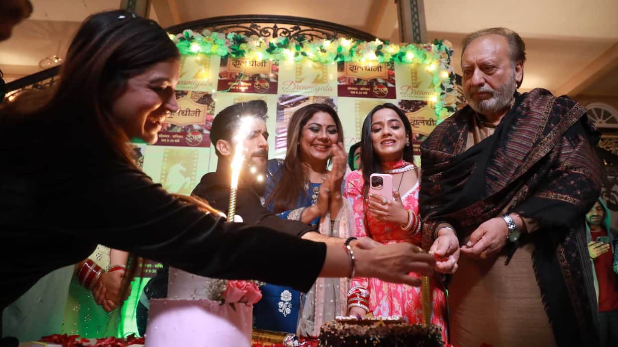 Dalchini 100 Episode Ravi Dubey and Sargun Mehta celebrated with the team express gratitude