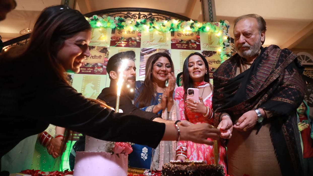 Dalchini 100 Episode Ravi Dubey and Sargun Mehta celebrated with the team express gratitude