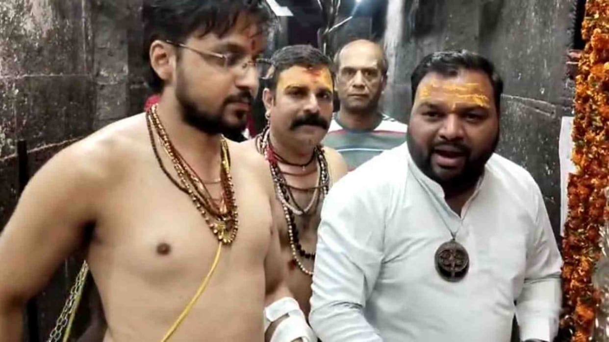 Bhajan singer Kanhaiya Mittal and writer and lyricist Manoj Muntashir reached the court of Mahakal.